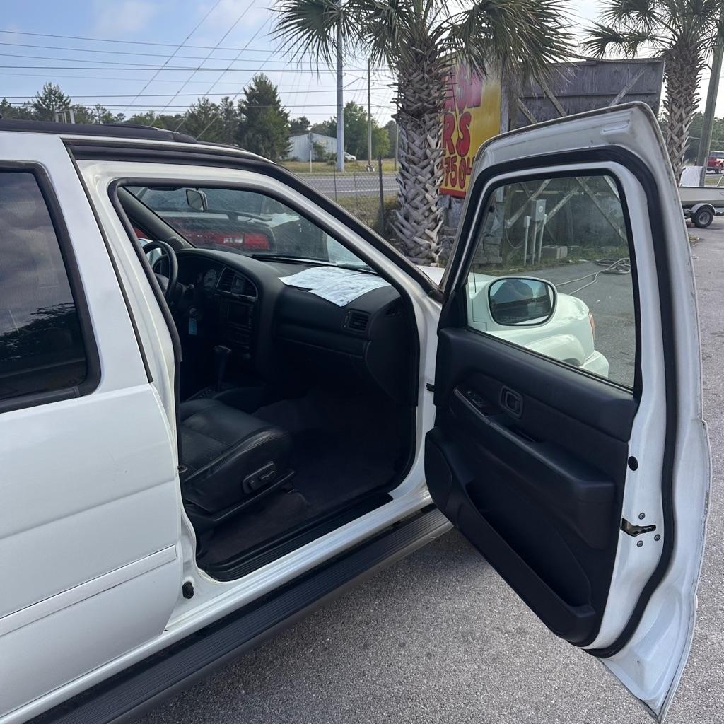 Nissan Pathfinder LE 2WD 2001