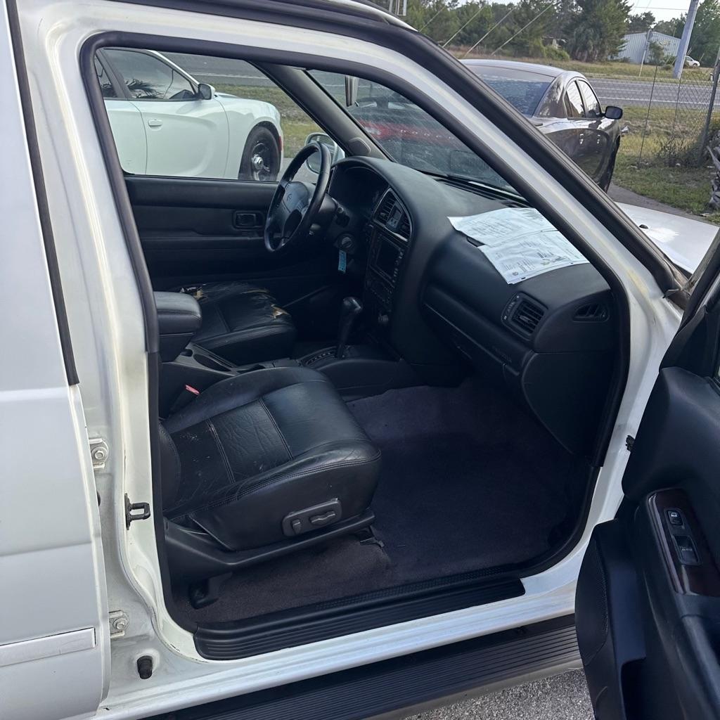 Nissan Pathfinder LE 2WD 2001