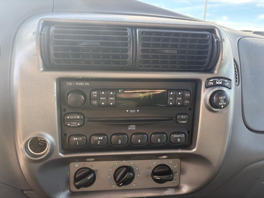 Ford Explorer Sport Trac XLS 2WD 2005