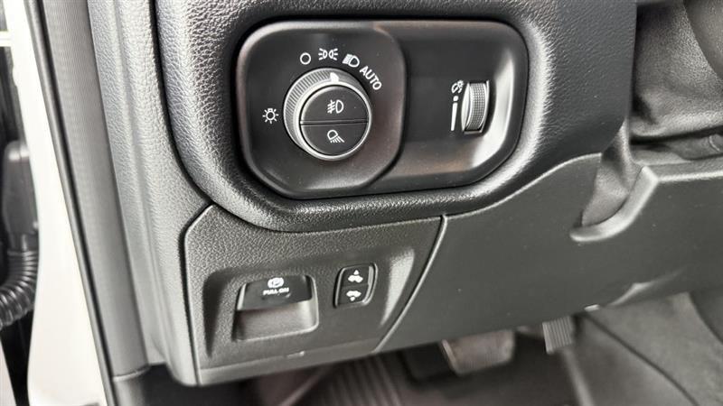 RAM 1500 Big Horn 4x4 Crew Cab 5'7" Box 2021