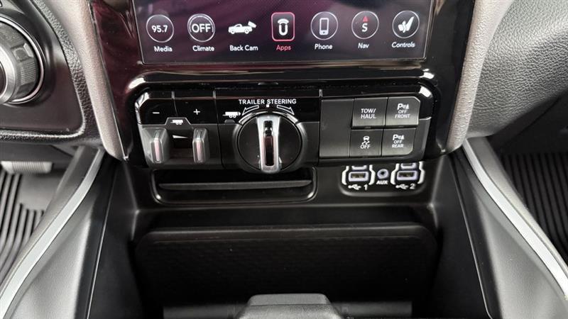 RAM 1500 Big Horn 4x4 Crew Cab 5'7" Box 2021