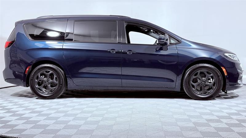 2021 Chrysler Pacifica Hybrid Touring L photo 2