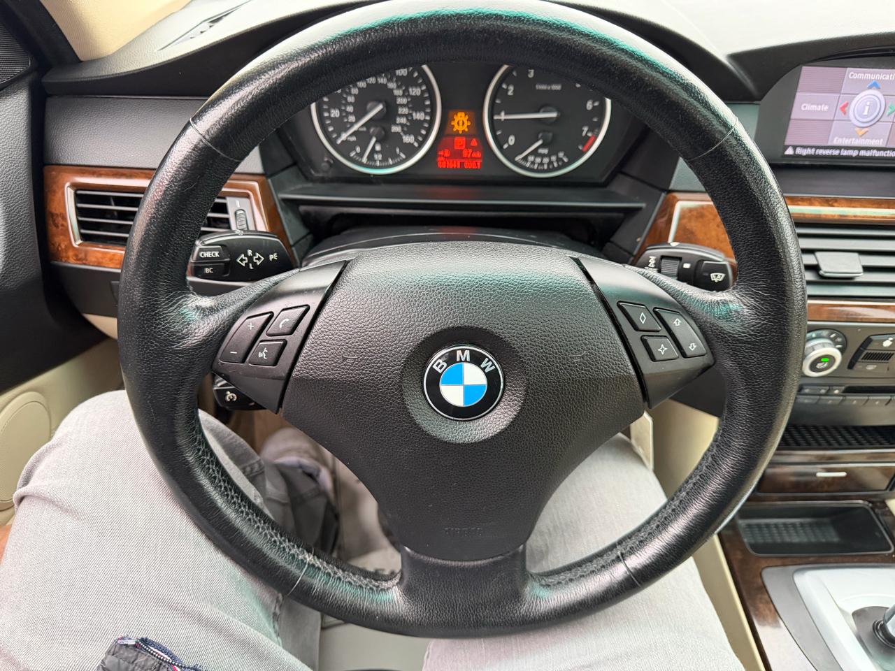 BMW 5-Series 528xi 2009