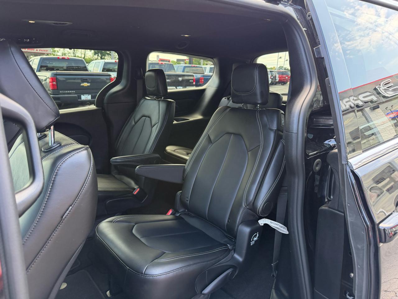 Chrysler Pacifica Select 2025