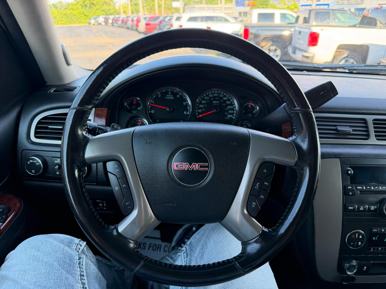 GMC Yukon XL SLE-1 1/2 Ton 4WD 2013