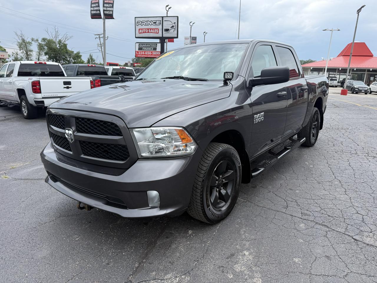 RAM 1500 4WD Crew Cab 140.5" Express 2018