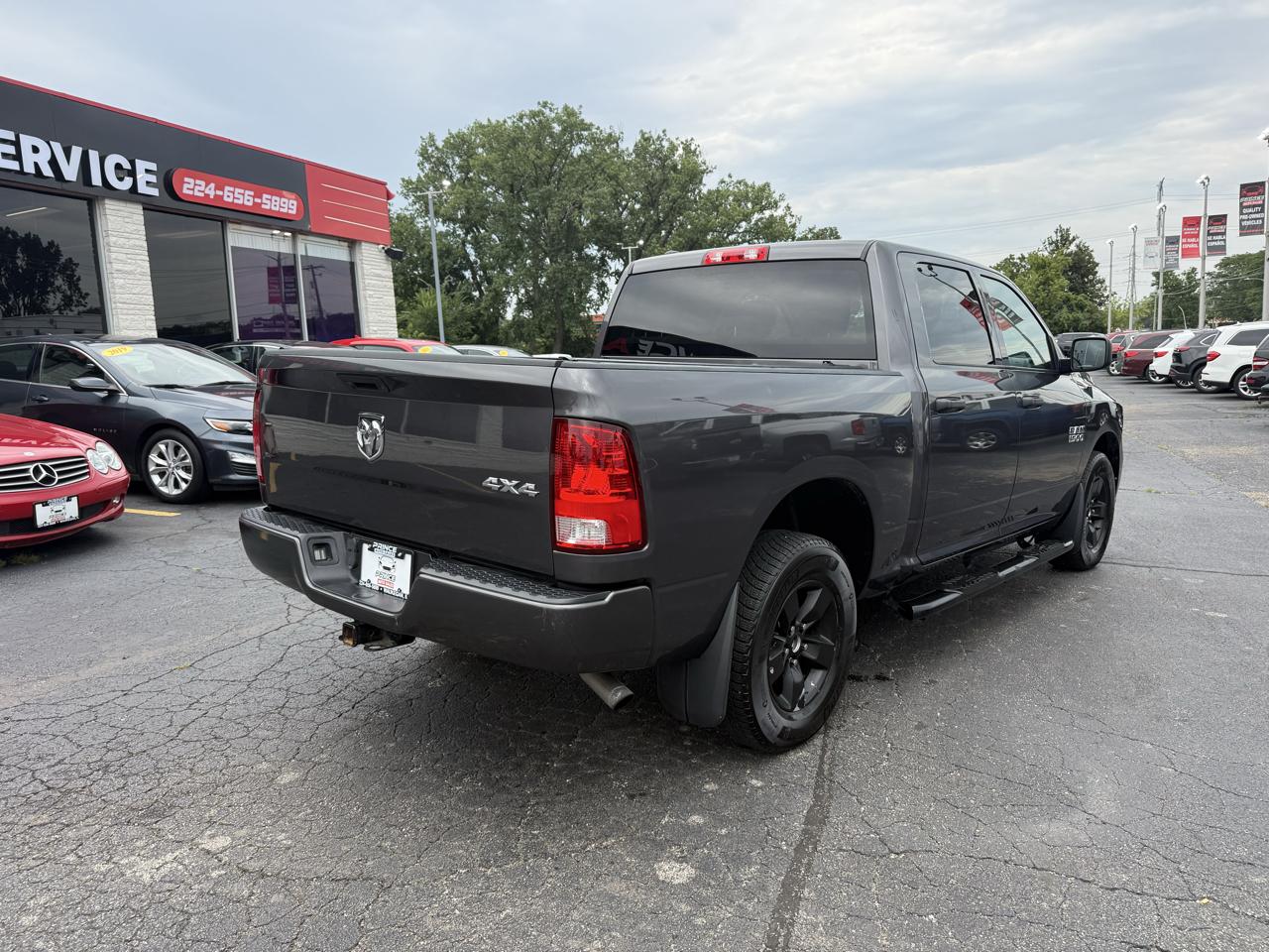 RAM 1500 4WD Crew Cab 140.5" Express 2018