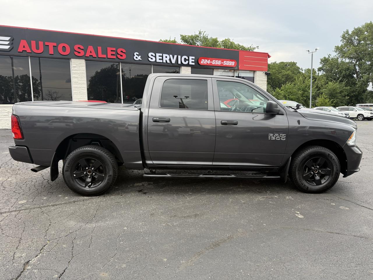 RAM 1500 4WD Crew Cab 140.5" Express 2018