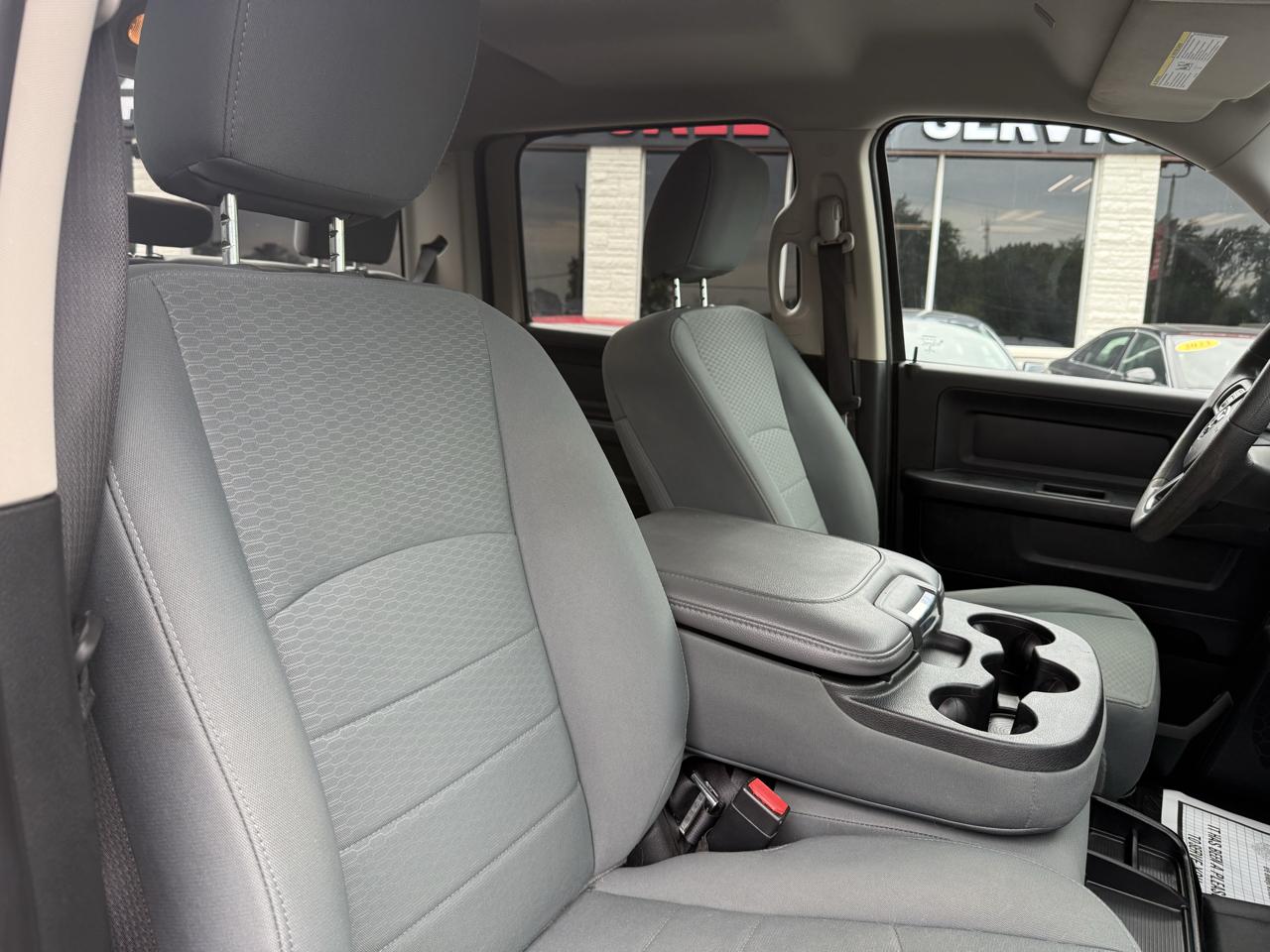 RAM 1500 4WD Crew Cab 140.5" Express 2018