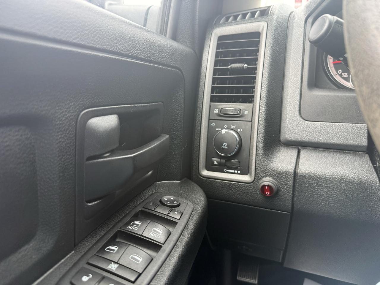 RAM 1500 4WD Crew Cab 140.5" Express 2018