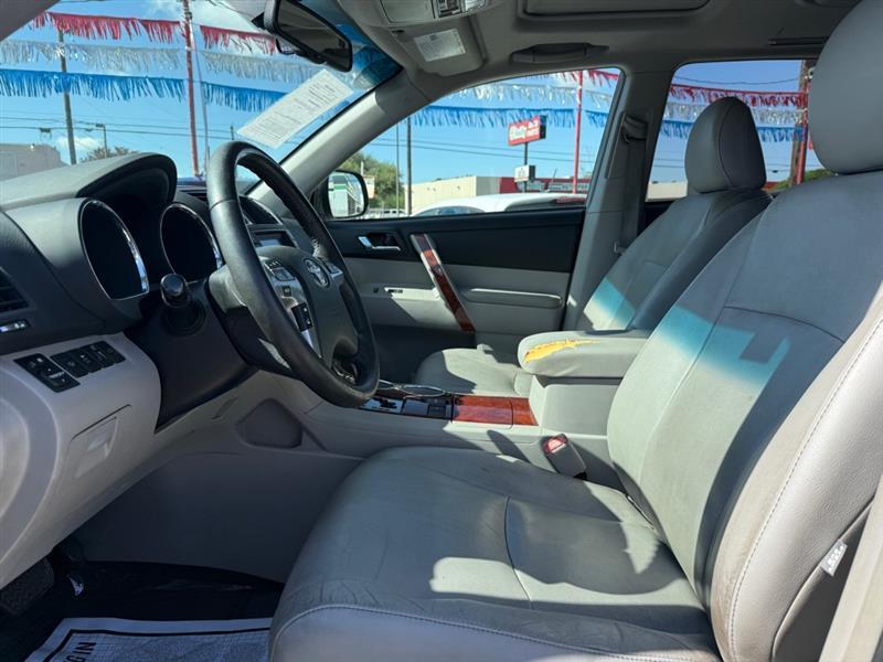 Toyota Highlander Limited 2WD 2011