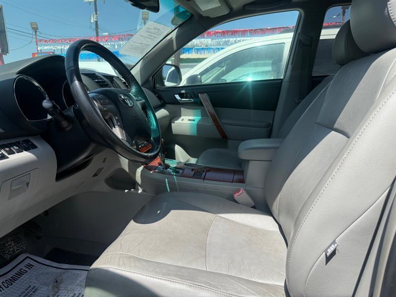 Toyota Highlander Limited 2WD 2010