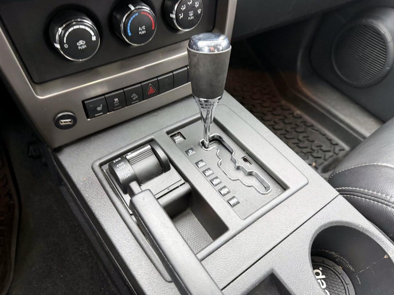 Jeep Liberty 4WD 4dr Sport Latitude 2012