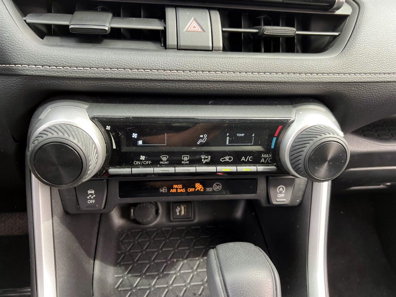 Toyota RAV4 LE AWD (Natl) 2024