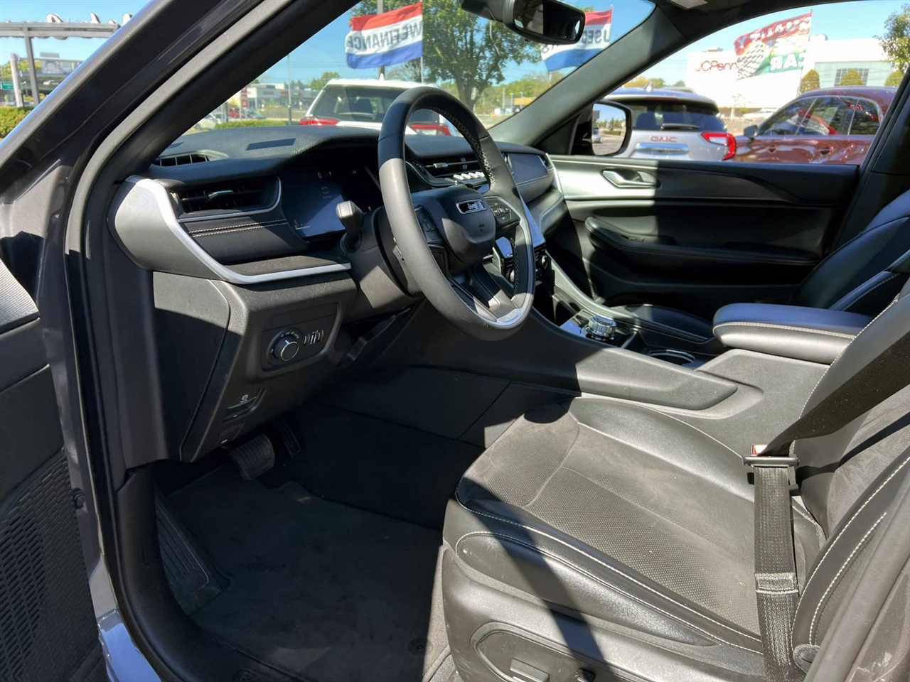 2024 Jeep Grand Cherokee Laredo photo 11