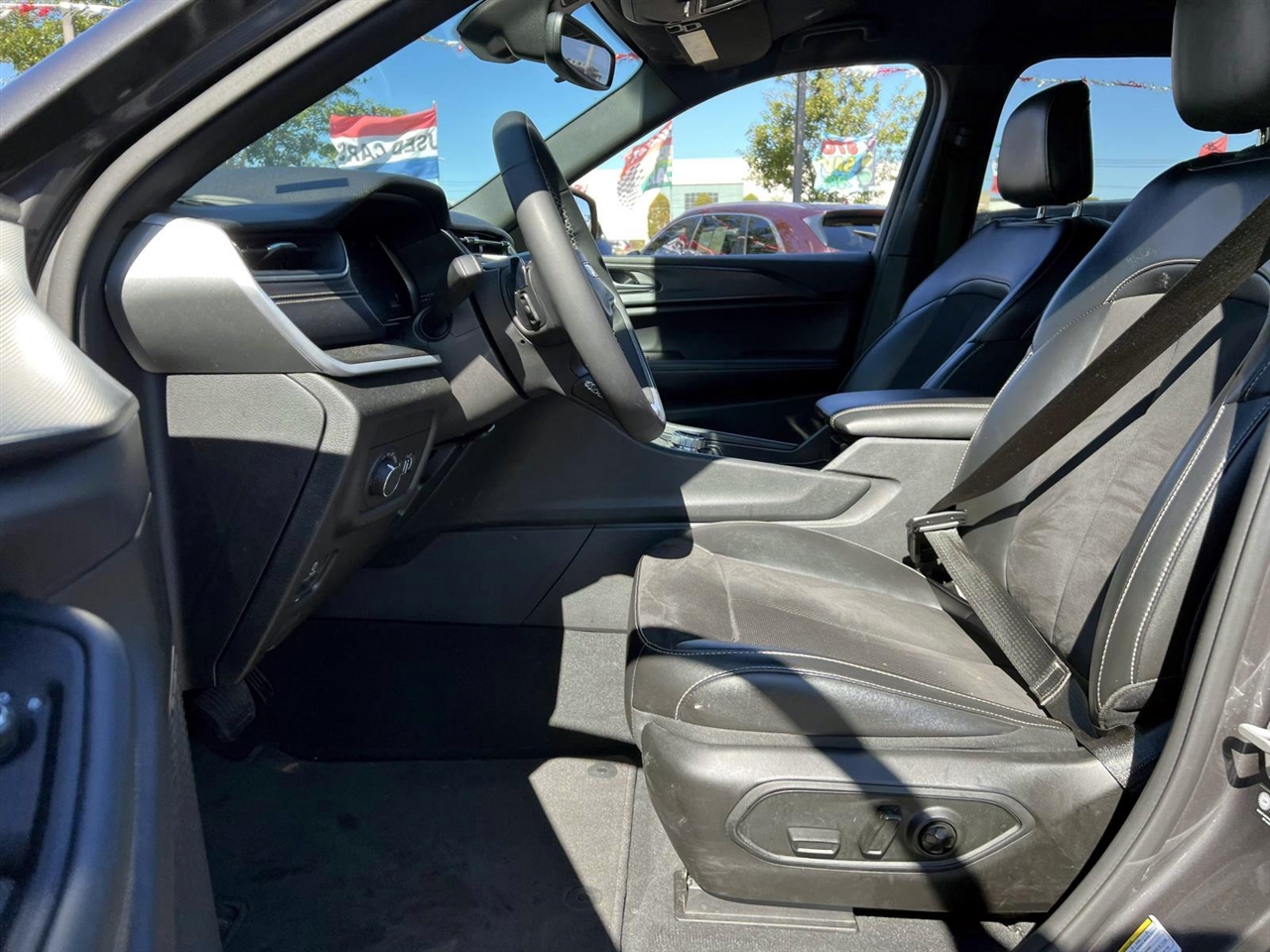 2024 Jeep Grand Cherokee Laredo photo 13