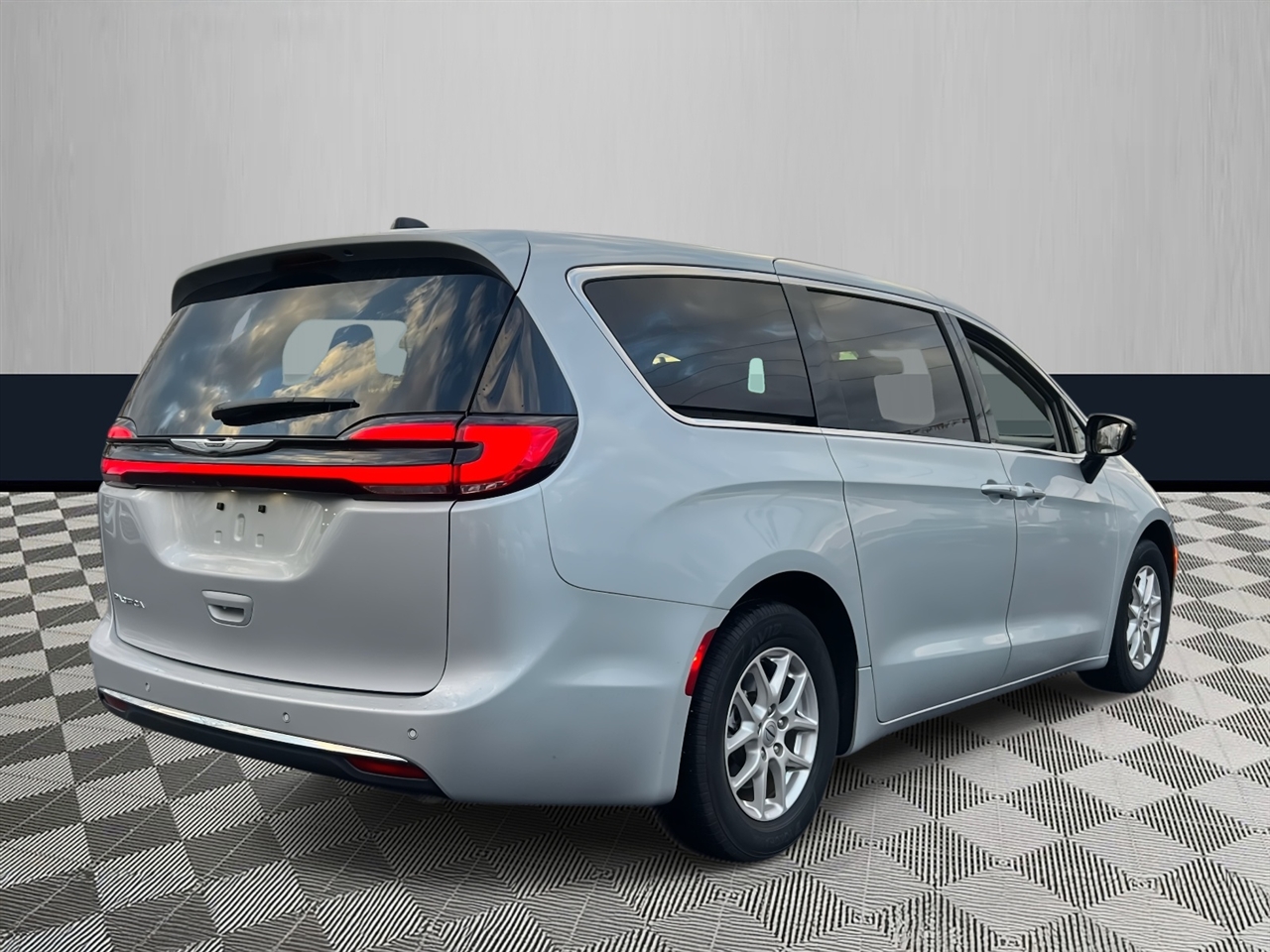 Chrysler Pacifica Touring L FWD 2024
