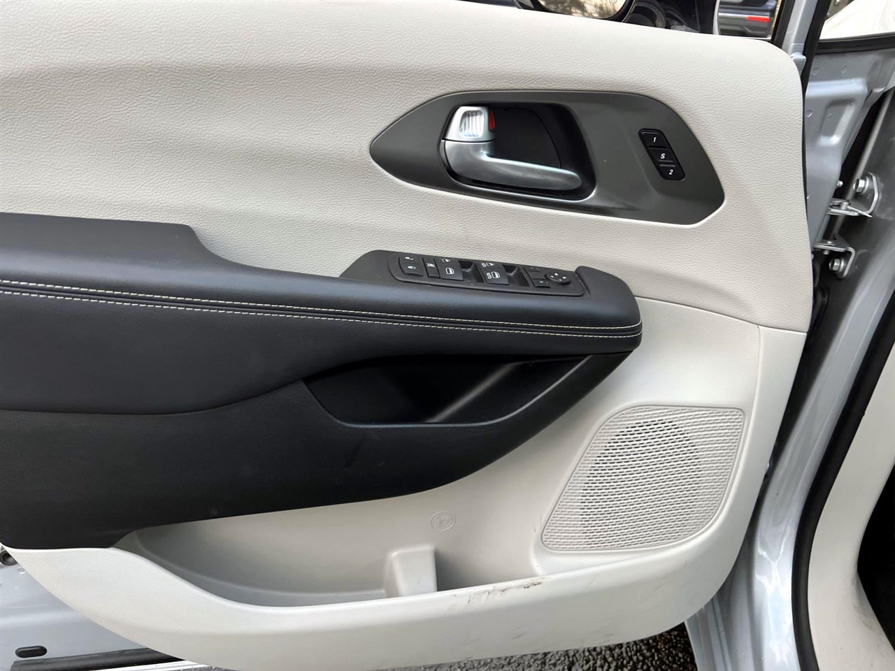 Chrysler Pacifica Touring L FWD 2024