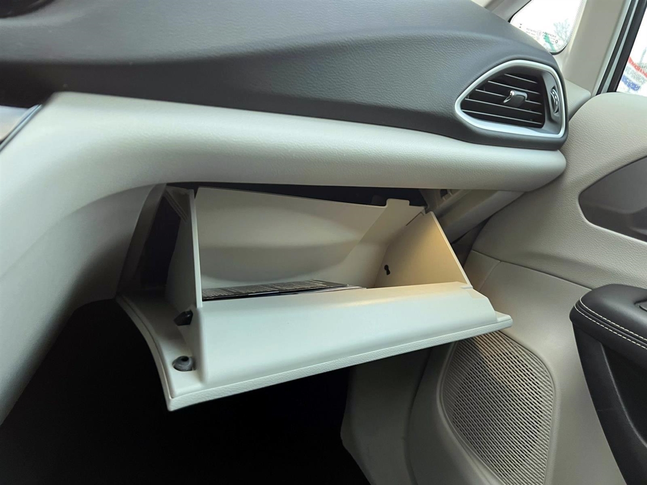 Chrysler Pacifica Touring L FWD 2024