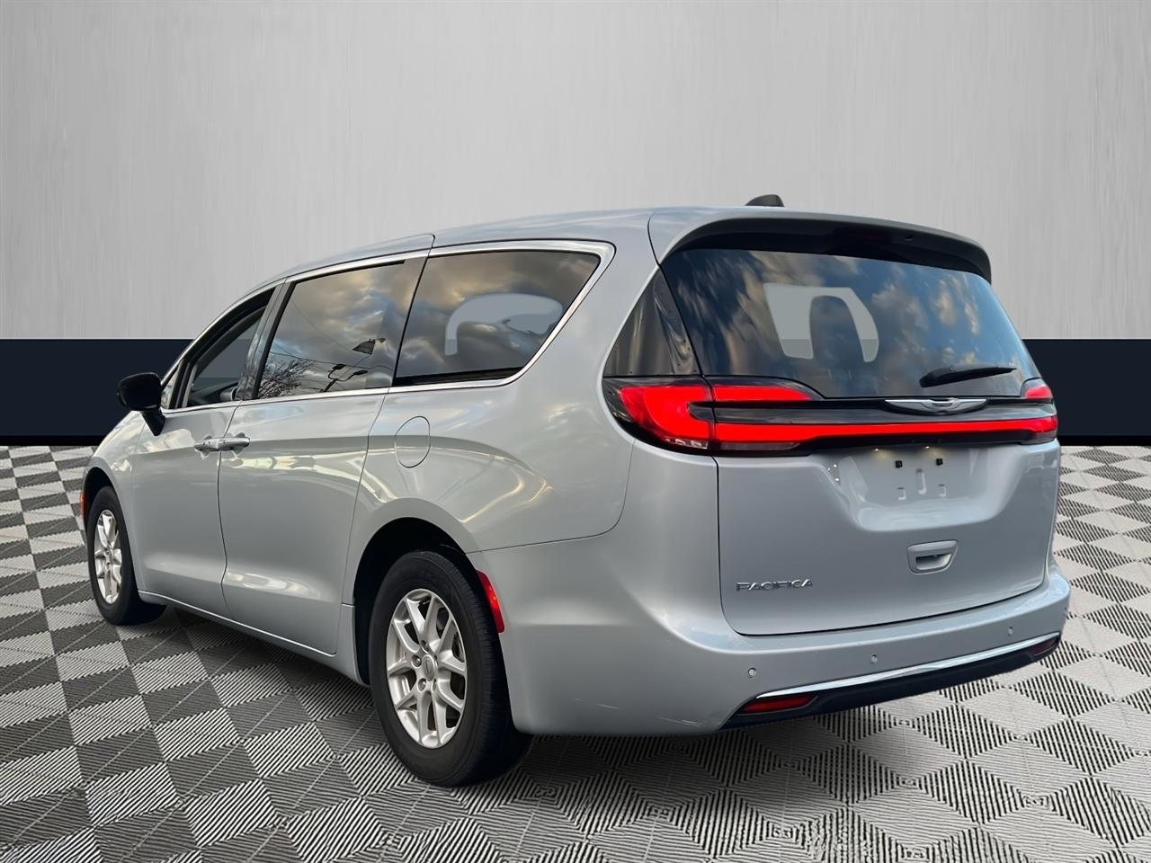 Chrysler Pacifica Touring L FWD 2024