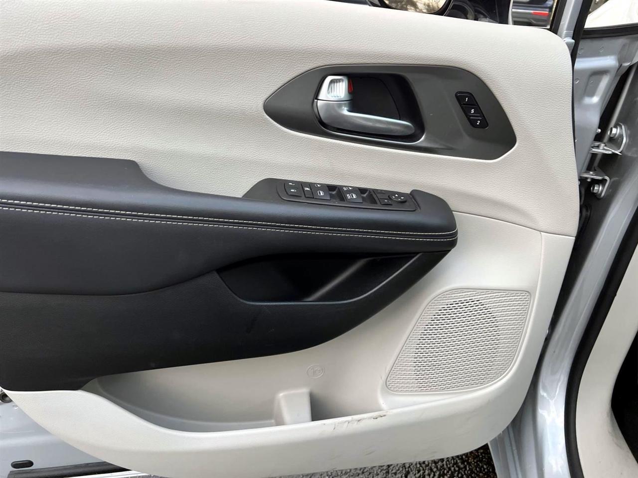 Chrysler Pacifica Touring L FWD 2024