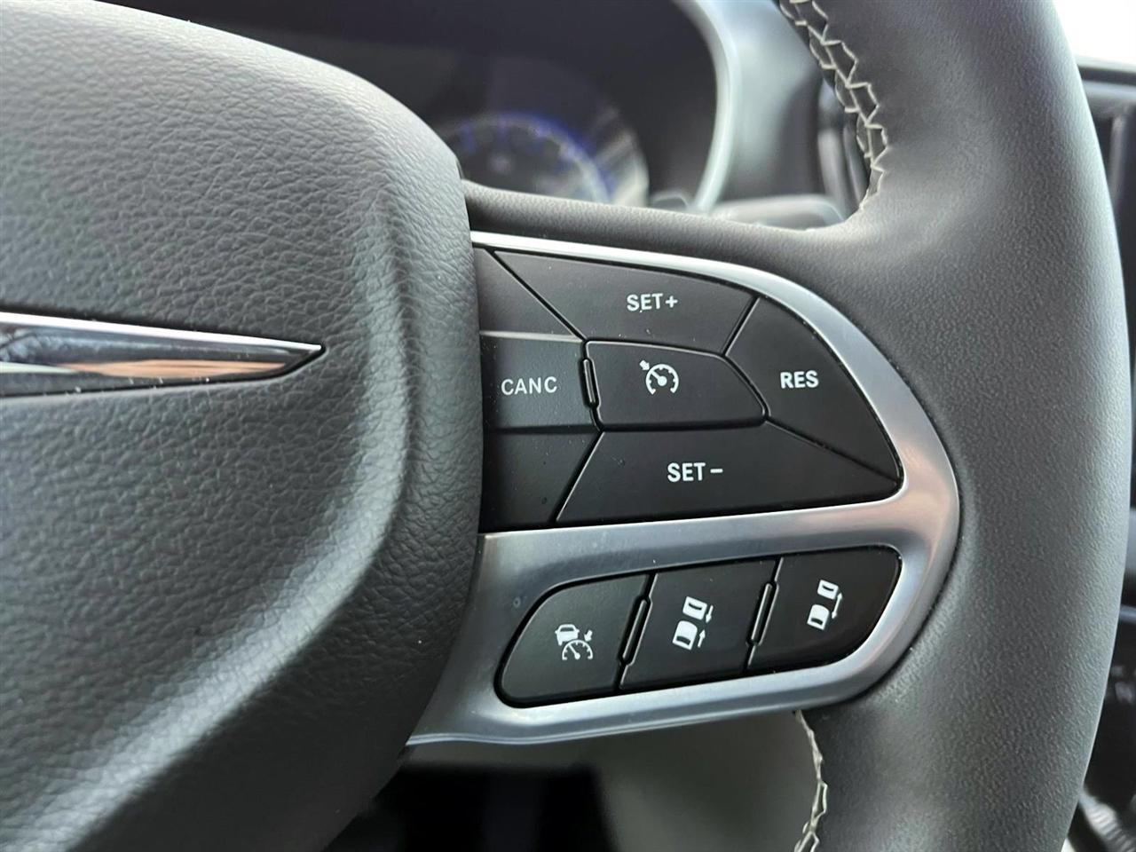 Chrysler Pacifica Touring L FWD 2024