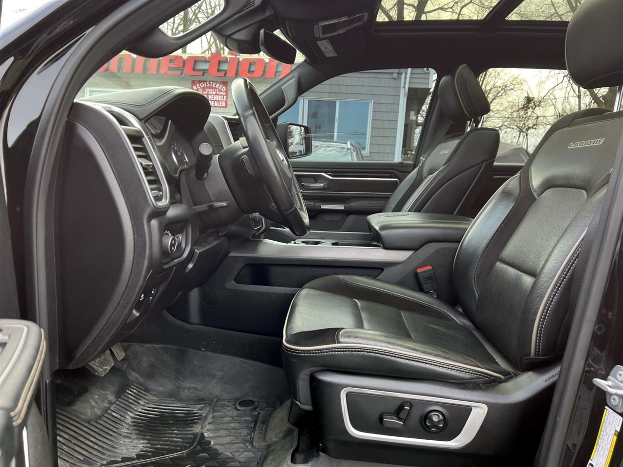 RAM 1500 Laramie 4x4 Crew Cab 5'7" Box 2021