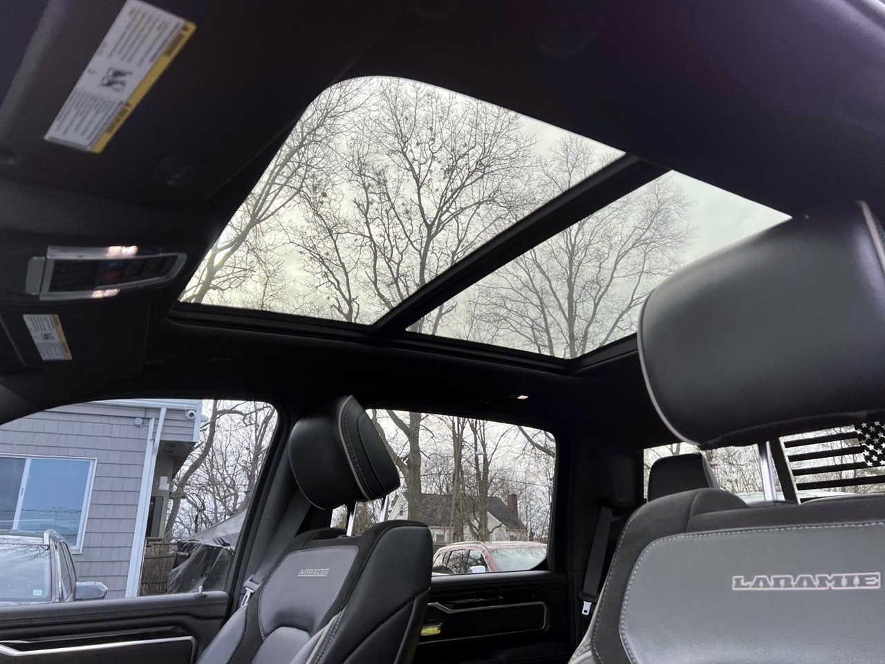 RAM 1500 Laramie 4x4 Crew Cab 5'7" Box 2021