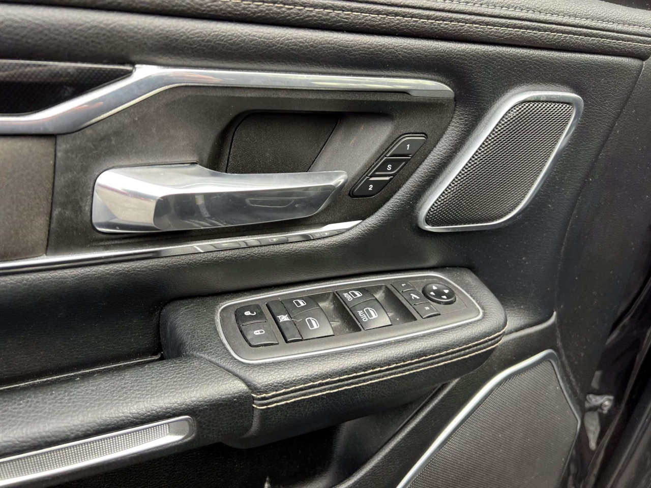 RAM 1500 Laramie 4x4 Crew Cab 5'7" Box 2021