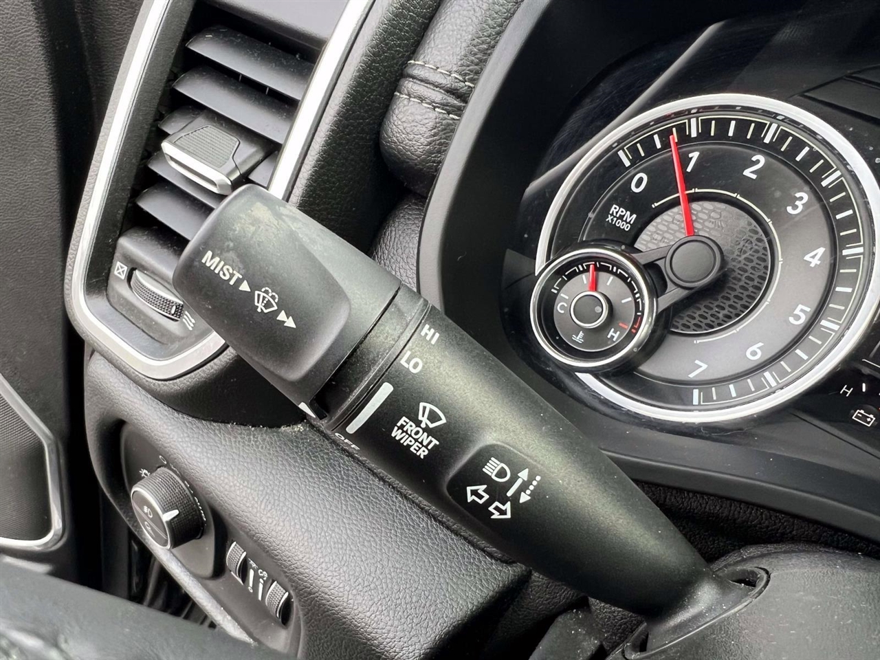 RAM 1500 Laramie 4x4 Crew Cab 5'7" Box 2021