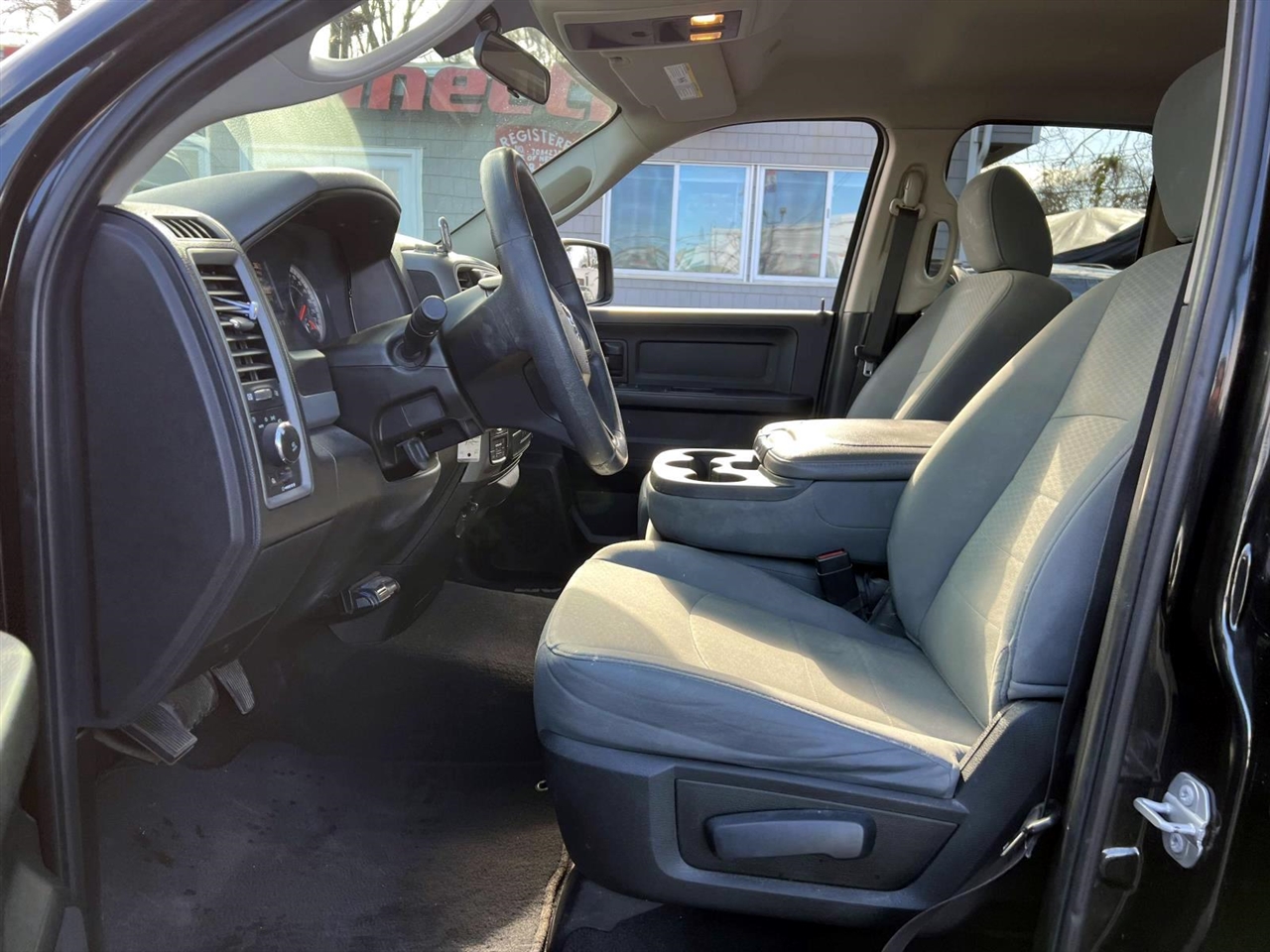 RAM 1500 Express 4x4 Quad Cab 6'4" Box 2018