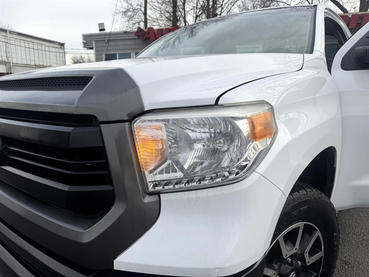 Toyota Tundra 4WD SR Reg Cab 8.1' Bed 5.7L FFV (Natl) *Ltd Avail* 2017