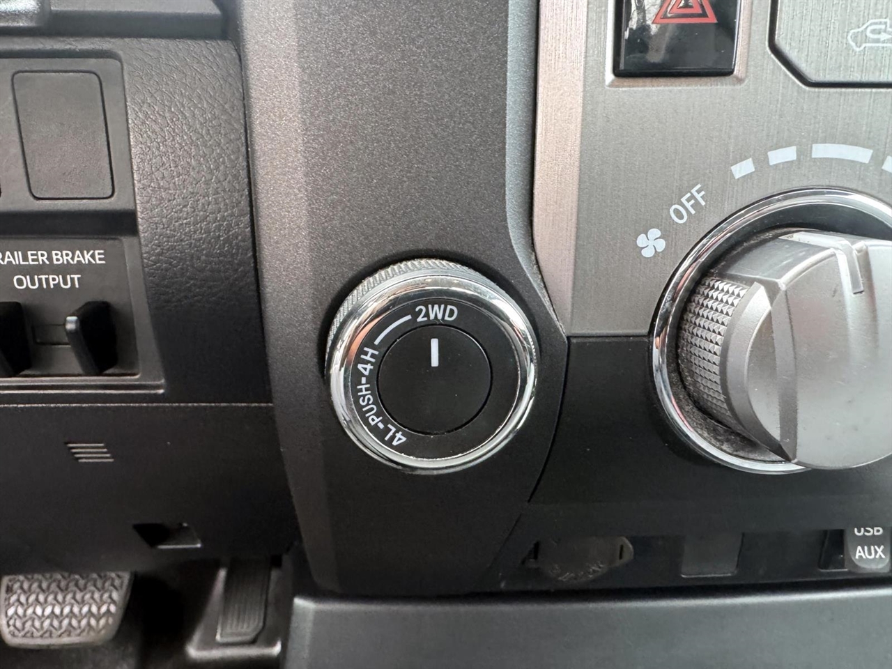 Toyota Tundra 4WD SR Reg Cab 8.1' Bed 5.7L FFV (Natl) *Ltd Avail* 2017