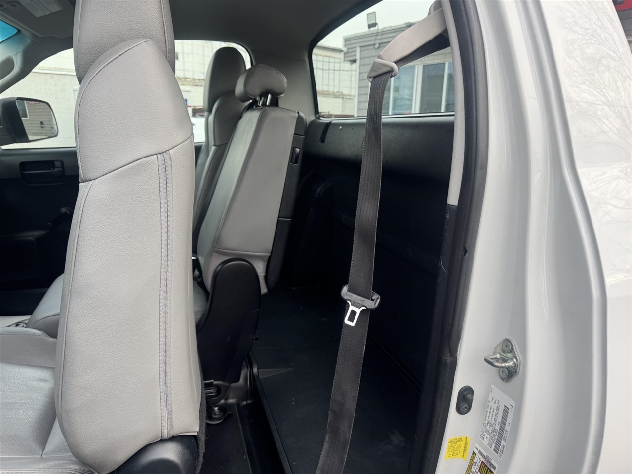 Toyota Tundra 4WD SR Reg Cab 8.1' Bed 5.7L FFV (Natl) *Ltd Avail* 2017