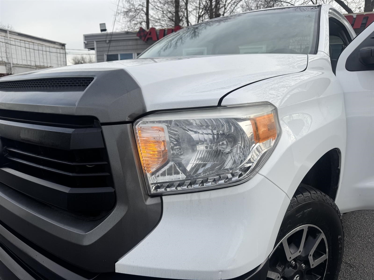 Toyota Tundra 4WD SR Reg Cab 8.1' Bed 5.7L FFV (Natl) *Ltd Avail* 2017