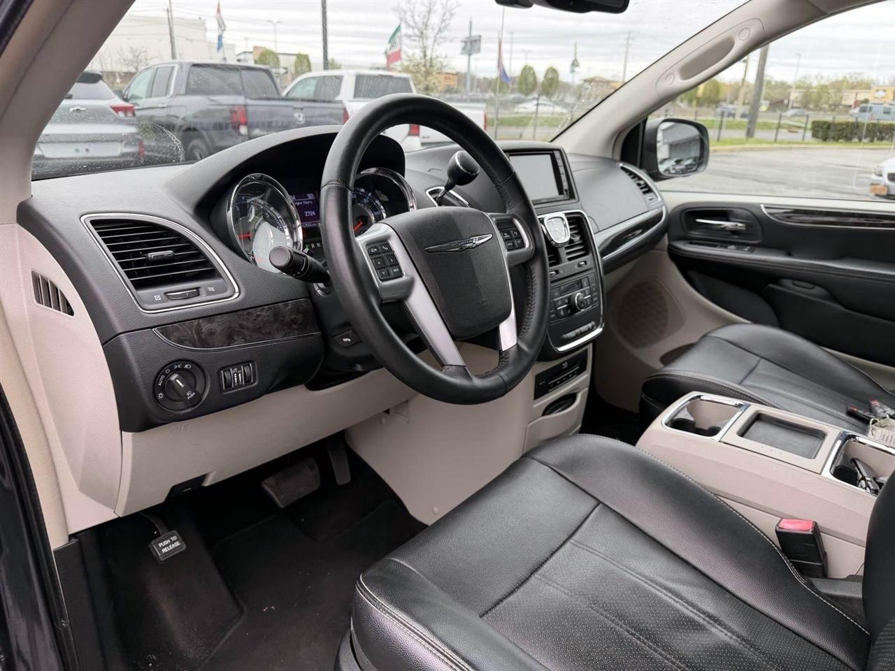 Chrysler Town & Country 4dr Wgn Touring-L 2013