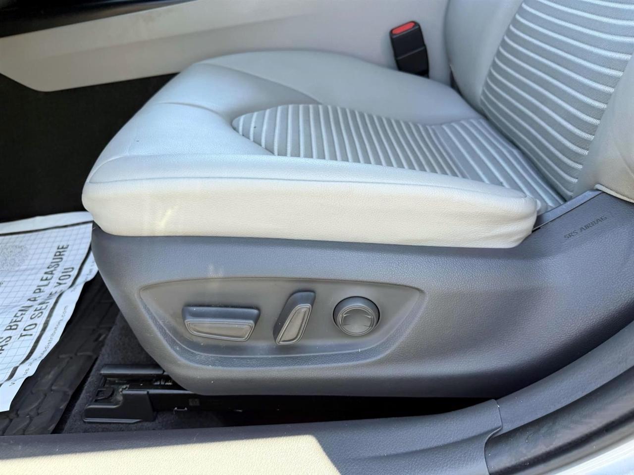 Toyota Camry XLE Auto (Natl) 2019