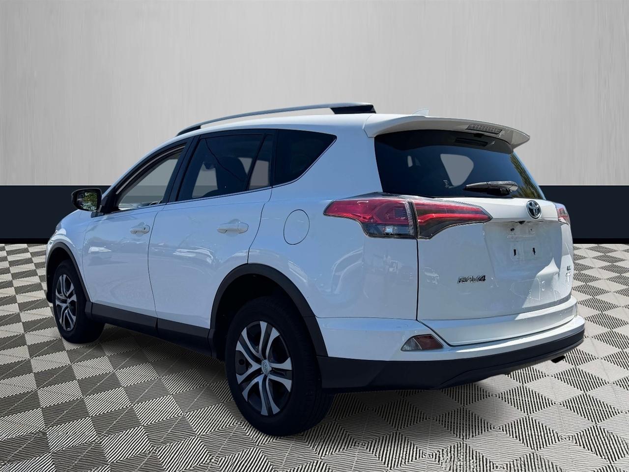 Toyota RAV4 LE AWD (Natl) 2018