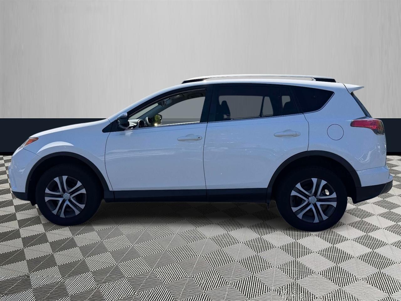 Toyota RAV4 LE AWD (Natl) 2018