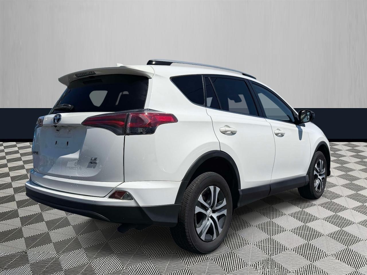 Toyota RAV4 LE AWD (Natl) 2018
