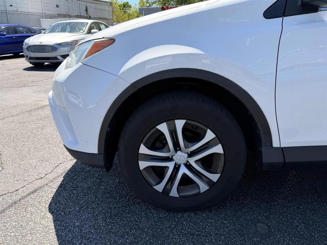 Toyota RAV4 LE AWD (Natl) 2018