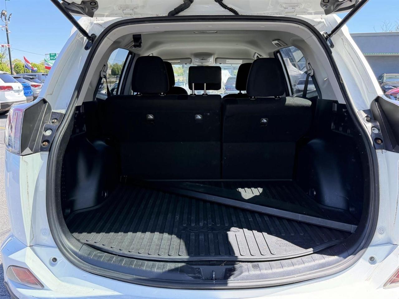 Toyota RAV4 LE AWD (Natl) 2018