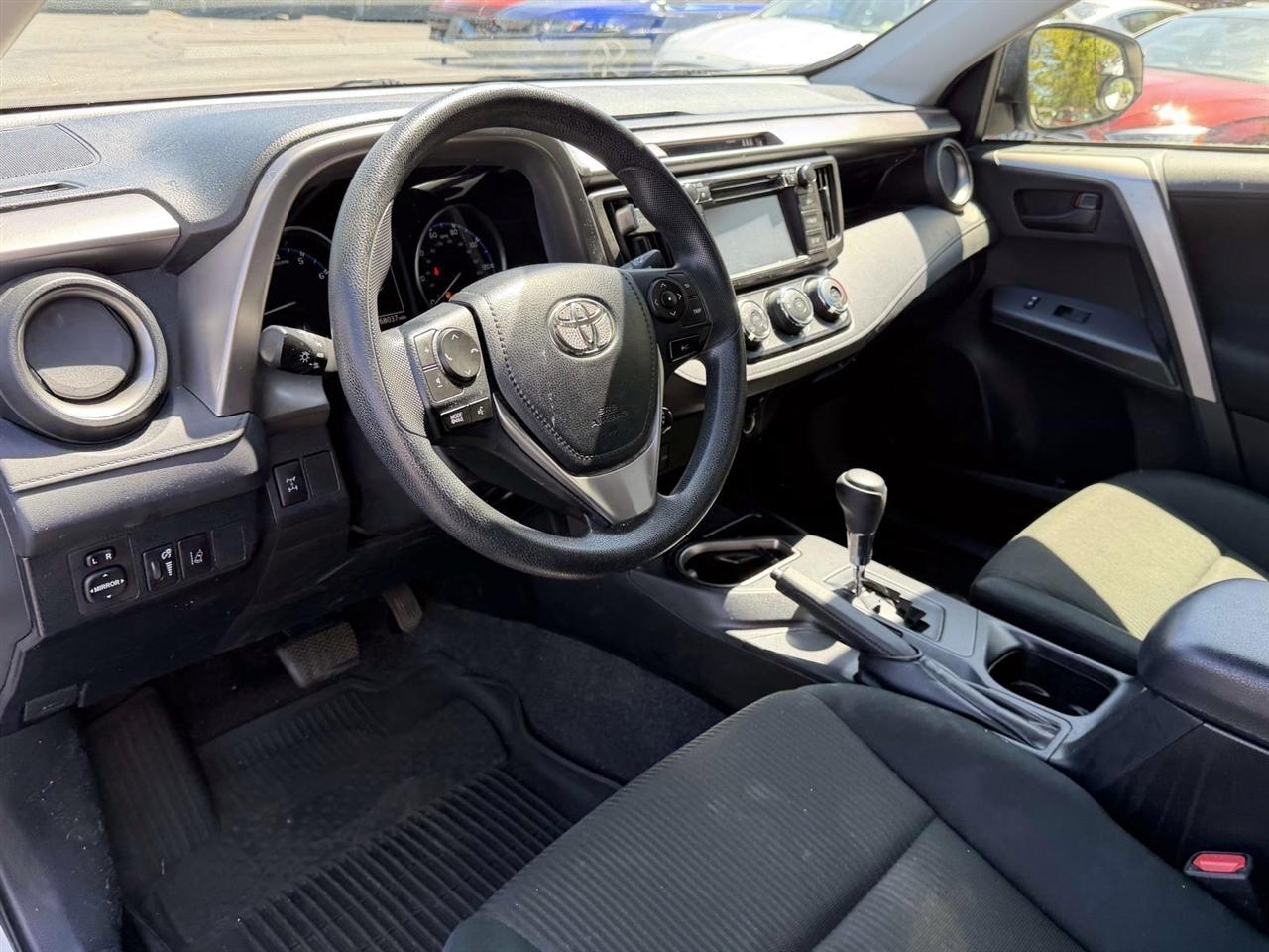 Toyota RAV4 LE AWD (Natl) 2018