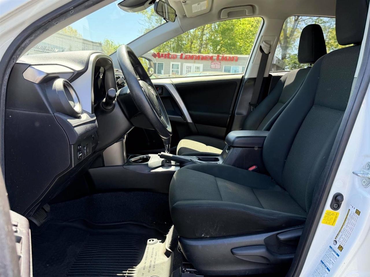 Toyota RAV4 LE AWD (Natl) 2018