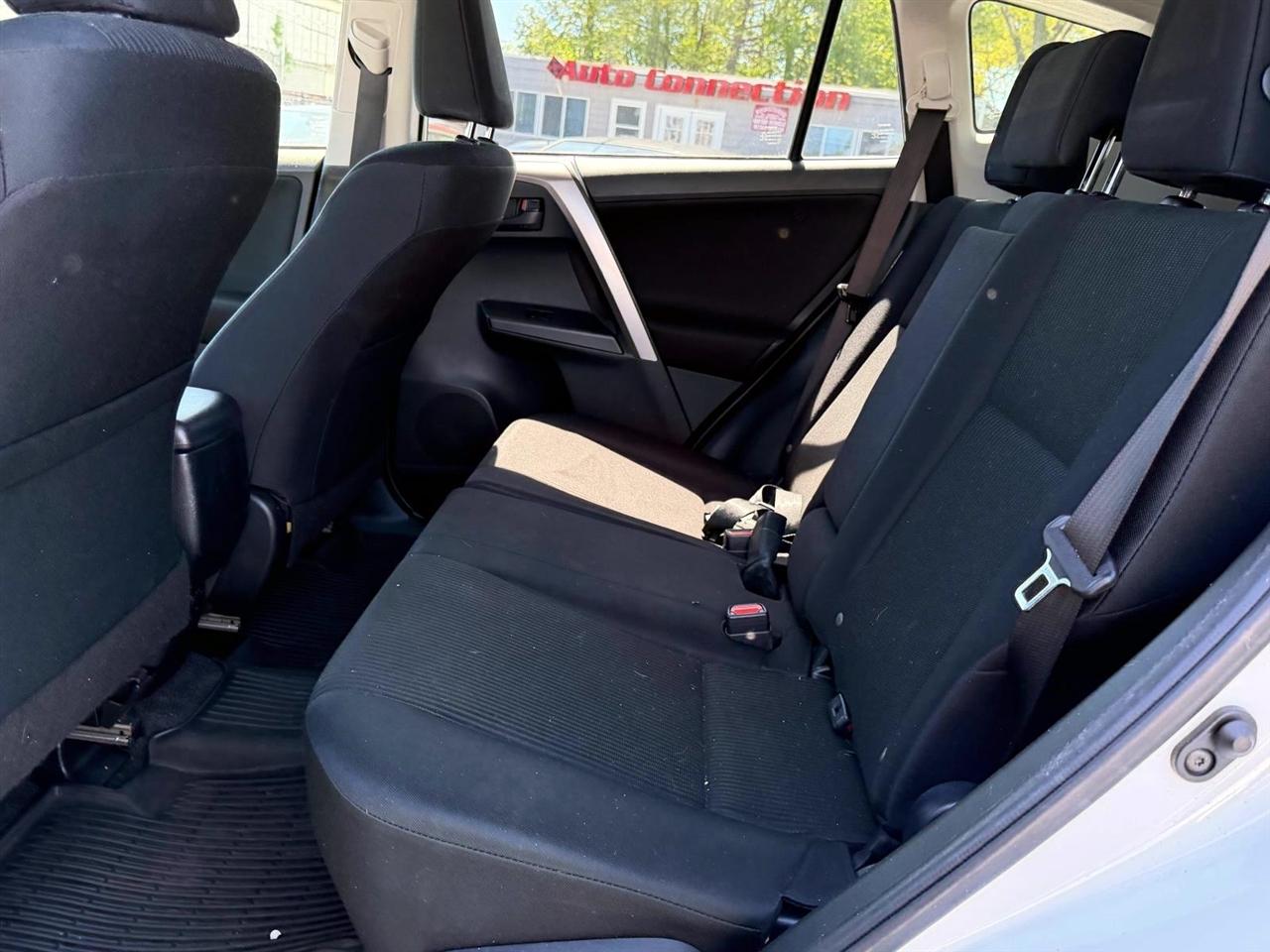 Toyota RAV4 LE AWD (Natl) 2018