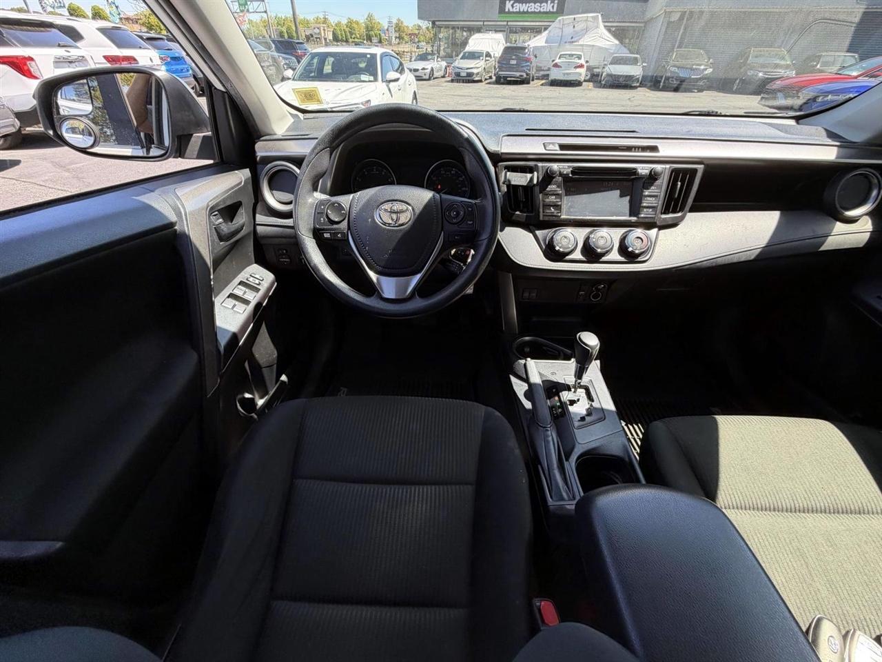 Toyota RAV4 LE AWD (Natl) 2018