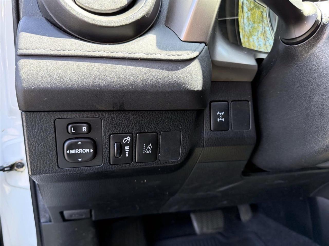 Toyota RAV4 LE AWD (Natl) 2018