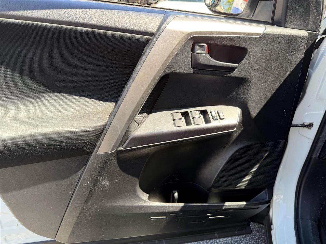 Toyota RAV4 LE AWD (Natl) 2018