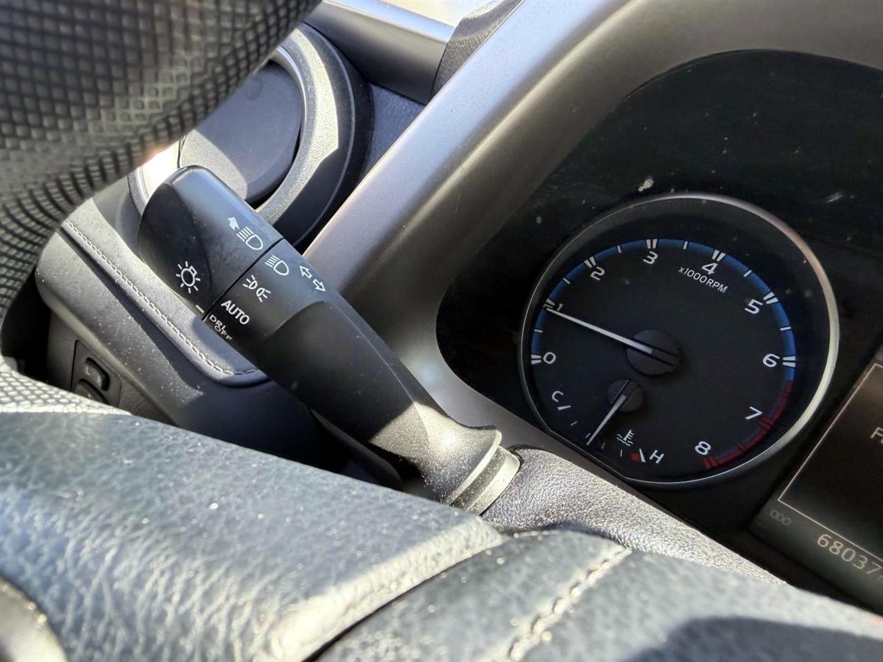 Toyota RAV4 LE AWD (Natl) 2018
