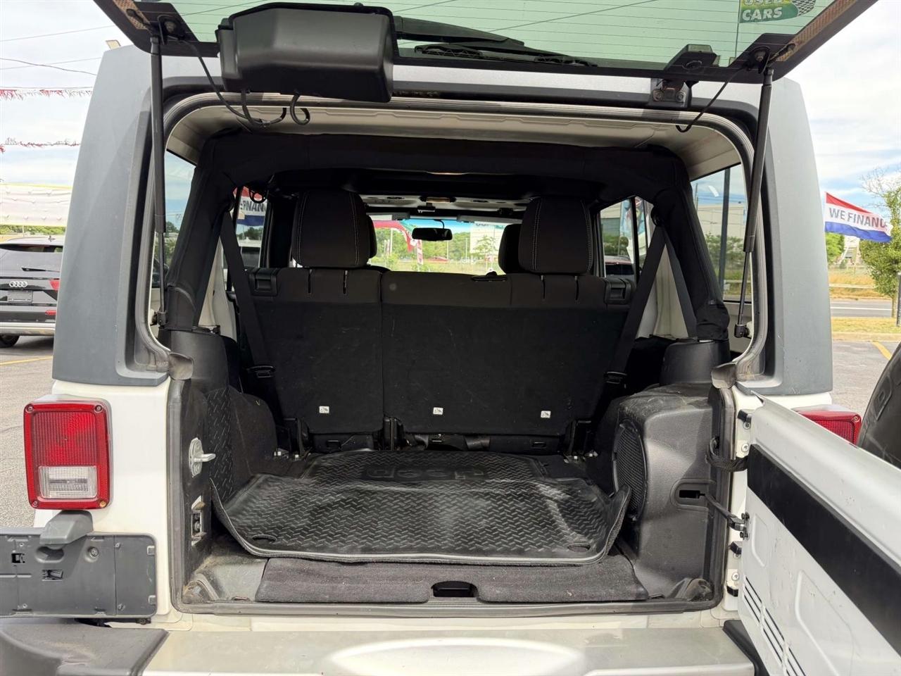 Jeep Wrangler Unlimited 4WD 4dr Sahara 2013